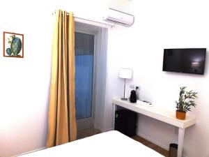 TV a/nebo společenská místnost v ubytování B&B Suites Via del Mare