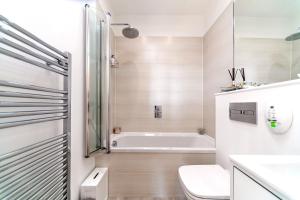 Phòng tắm tại The Penthouse Margate, Balconies, Sea View, Gated Parking, Air Con!
