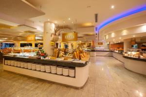 Comida en o cerca de este hotel
