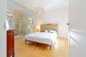 ein Schlafzimmer mit einem Bett und einer Glaswand in der Unterkunft Royal Jono st. Apartment in Klaipėda