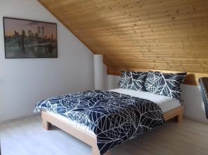 una camera con un letto e un piumone blu e bianco di Gästehaus Sonnenhöhe - Ihre Erlebnis-Programm-Schmiede a Beuren