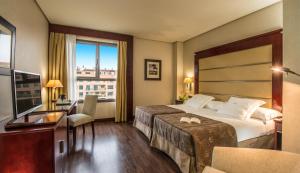 Een bed of bedden in een kamer bij Hotel Valencia Center