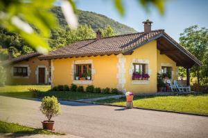 a yellow house with a mountain in the background at CASUCAS LA GUARIZA - Casa Susi - in Fontibre
