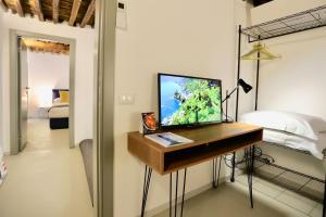 - une chambre avec un bureau et une télévision dans l'établissement San Lorenzo Small Apartment, à Gênes