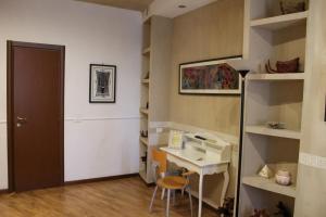 a small room with a sink and a desk at Centro Storico in Foggia