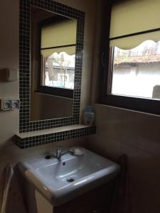Domek Letniskowy في ميجيجنو: حمام مع حوض ومرآة