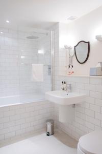 A bathroom at The White Hart