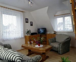 a living room with two chairs and a coffee table at Haus Arvert in Ostseebad Koserow