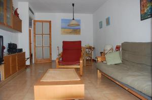 sala de estar con sofá y mesa en Apartamento con ubicación inmejorable en Platja  d'Aro