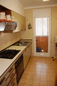 cocina con fregadero y encimera en Apartamento con ubicación inmejorable en Platja  d'Aro