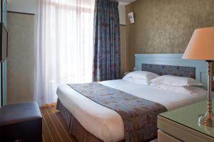 Cama ou camas em um quarto em Hotel Eiffel Seine