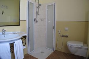 łazienka z prysznicem, toaletą i umywalką w obiekcie FATTORIA DELLA BILANCIA w mieście San Giovanni in Marignano +7 zdjęć