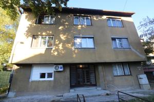 Un edificio con un montón de ventanas. en Seher en Sarajevo