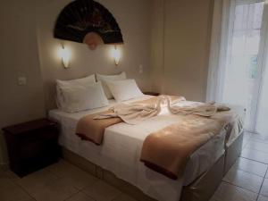 A bed or beds in a room at Oskars Studios & Apartments