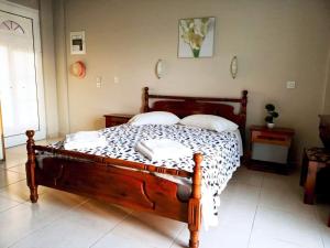 A bed or beds in a room at Oskars Studios & Apartments