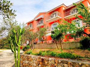 A garden outside Oskars Studios & Apartments
