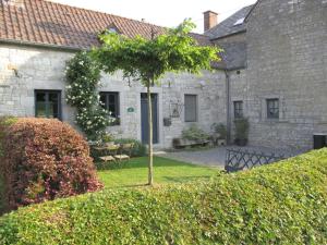 杜柏的住宿－La Romaine，房子院子中的一棵小树