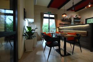 a dining room with a table and chairs at Manor Le Rayon Vert in Ji'an