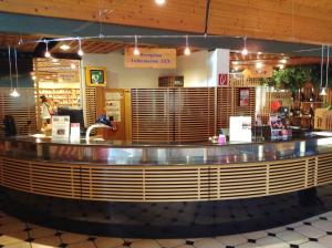 a bar in a restaurant with a counter at Rosenberger Motel Völkermarkt in Völkermarkt