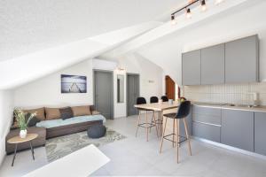 une cuisine et un salon avec un canapé et une table dans l'établissement Villa Mar 1 - Luxury apartments, à Pučišća