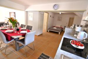Kuchyňa alebo kuchynka v ubytovaní Villa Ela Ferienappartements