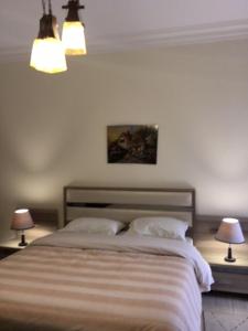 Cama ou camas em um quarto em El-Shorouk Housing gate2