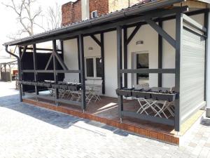 a metal pavilion with tables on a patio at City Pension Spremberg in Spremberg