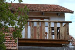 un balcón de madera en la parte superior de una casa en Usadba, en Koktebel