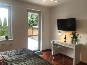 TV a/nebo společenská místnost v ubytování 4 All Apart Hotel