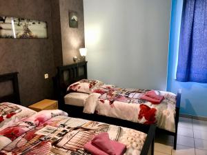 - une chambre avec 2 lits et des oreillers roses dans l'établissement Renovated Apartment in Antwerp city center, à Anvers