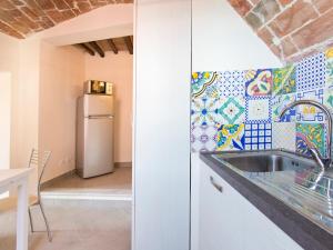 a kitchen with a sink and a refrigerator at Nonna Pappa in Siena