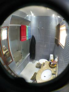 グアルジャにあるFerry Boat Plaza Guarujaの洗面台、トイレ、鏡のあるバスルーム