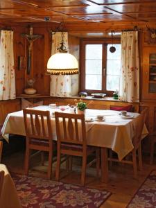 Fotografie z fotogalerie ubytování Pension der Steinbock - das 300 Jahre alte Bauernhaus - TIROL v destinaci Sankt Anton am Arlberg