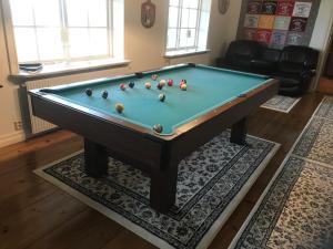 Billiards table sa Ameriden Bed and Breakfast