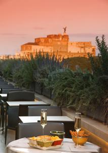 - un restaurant avec des tables donnant sur la tour Eiffel dans l'établissement Trianon Borgo Pio Aparthotel, à Rome