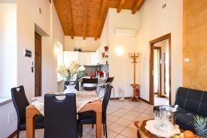 Un comedor y una sala de estar con mesa y sillas. en Catullo Apartments Sirmione, en Sirmione