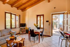 una sala de estar con una mesa y un sofá en Catullo Apartments Sirmione, en Sirmione