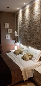 une chambre avec un grand lit avec deux oreillers dessus dans l'établissement Sky-Inn, à La Spezia