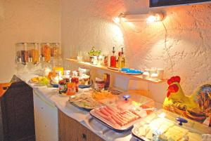 eine Küche mit einem Tisch mit Essen und einem Hühnchen darauf in der Unterkunft Pension "Bayerwald" in Frauenau