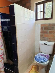 Ένα μπάνιο στο Seawind Cottage Authentic St.Lucian Accommodation near Plantation Beach