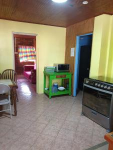 Η κουζίνα ή μικρή κουζίνα στο Seawind Cottage Authentic St.Lucian Accommodation near Plantation Beach