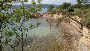 a body of water with a red pole in the water w obiekcie Apartments Villa Andreja w mieście Starigrad-Paklenica