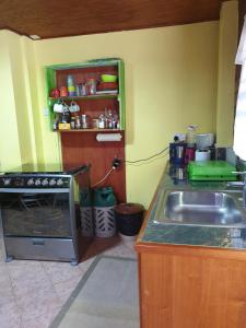 Η κουζίνα ή μικρή κουζίνα στο Seawind Cottage Authentic St.Lucian Accommodation near Plantation Beach