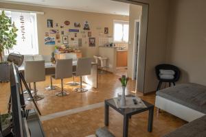 a living room with a couch and a table at Locarno, Casa Pioda - nahe Zentrum, mit Balkon und Parkplatz in Locarno