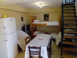 Poschodová posteľ alebo postele v izbe v ubytovaní Garden Of Olive Trees