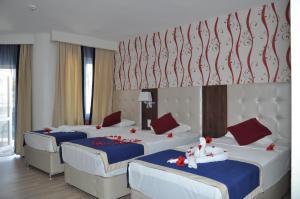 A bed or beds in a room at Kleopatra Micador Otel