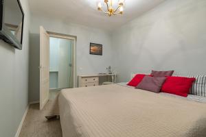 Katil atau katil-katil dalam bilik di RentalSPb with Private entrance