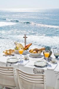 een tafel met een bord eten op het strand bij Cubo in Sintra