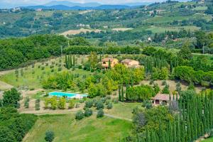 una vista aérea de una finca con una casa y una piscina en Tenuta Moriano, en Montespertoli