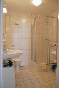 Koupelna v ubytování Pension "Bayerwald" + 37 fotografií